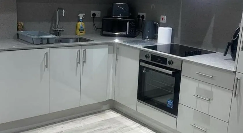 Modern Studio Near Heathrow, Tube and Hounslow High Street - Image 1