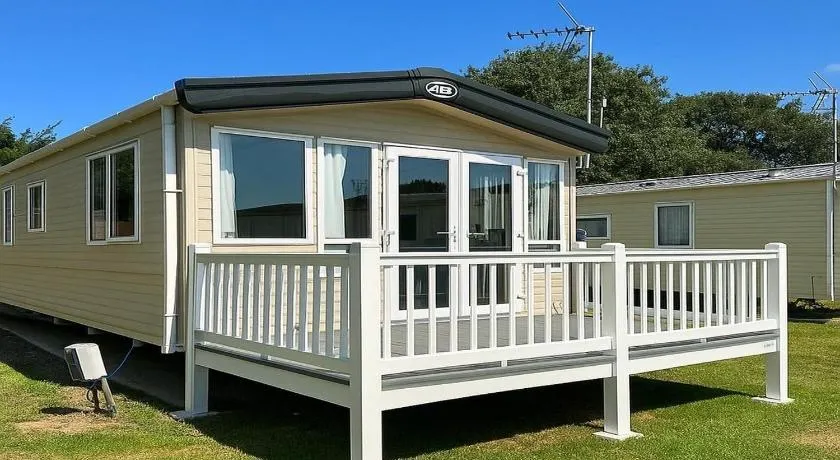 Cosy 2 bed in Dovercourt Holiday Park -Sleeps 6 - Image 1