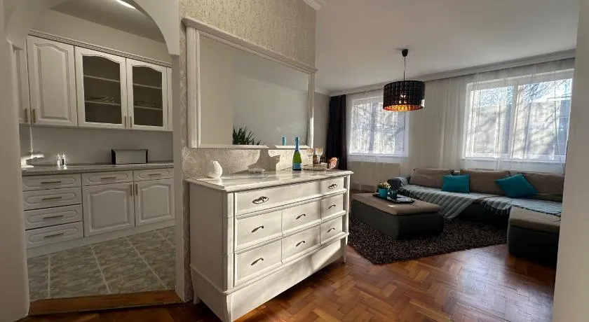 Center House - Otthon, csak máshol! - Image 1