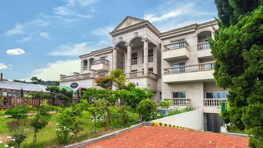 Yangyang Golden Bay Pension - Image 1