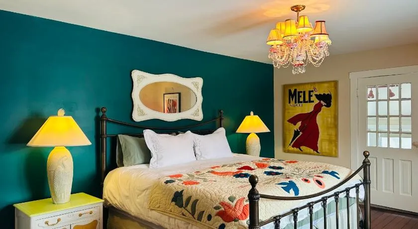 The Farmhouse Manor B&B - Image 1