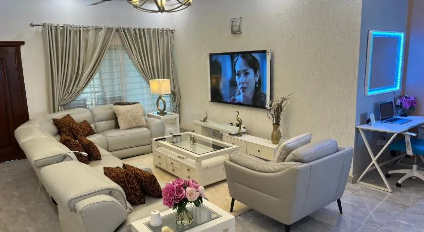 THE AFRICAN PALACE- Free Airport Pick up - High Speed Starlink WiFi - Car Rental - Image 1