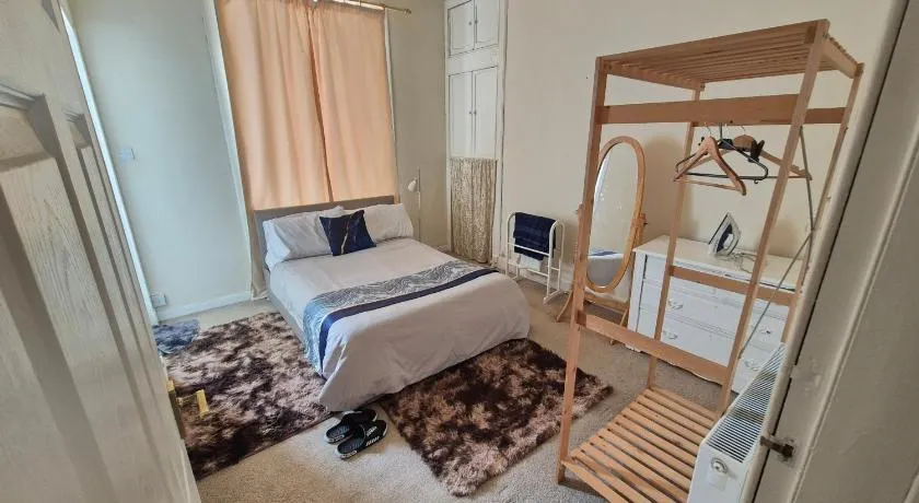 Warm & Welcoming 2-Bed Flat with free parking - Image 1