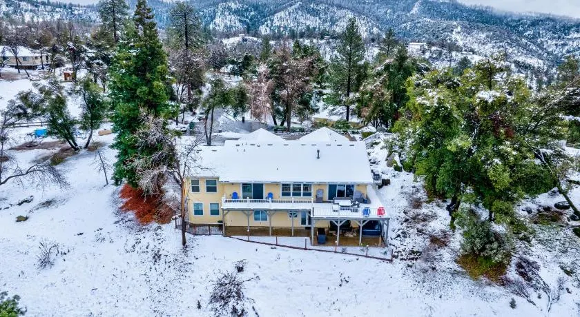 Private 2 Homes for 16 Near Yosemite & Bass Lake - Image 1