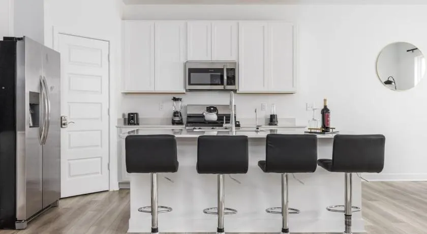 Modern Luxury Retreat Westfield- Near Grand Park - Image 1