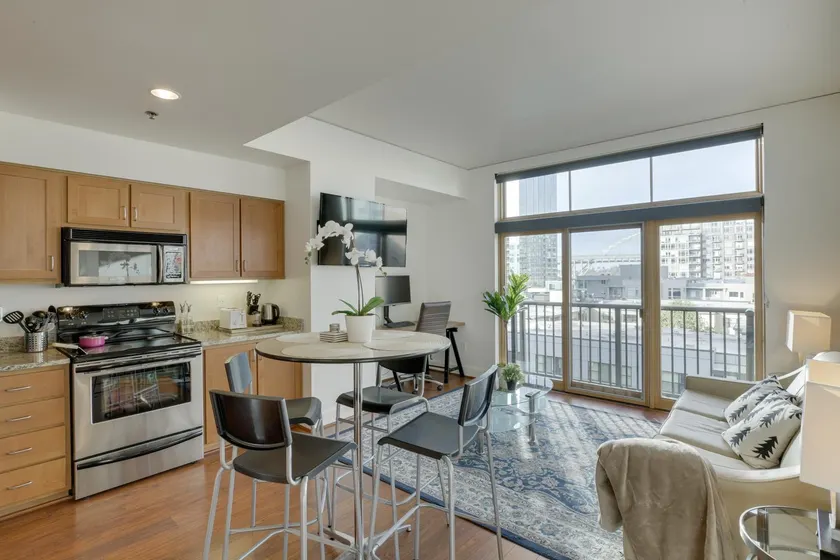 Modern Upgraded Apartment - fast wifi and parking! - Image 1