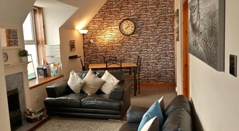Flat 14c Bayhead - Image 1
