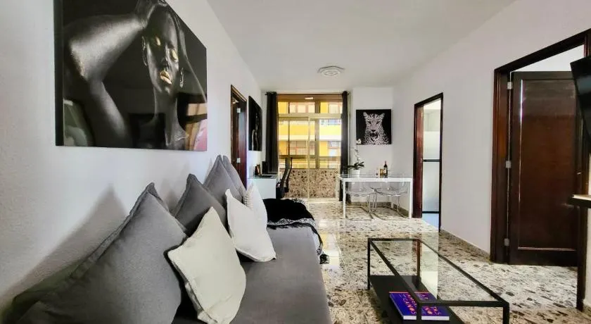 Affordable holiday accommodation for large families and groups at Las Canteras beach with 3 Bedrooms and Free Parking - Image 1
