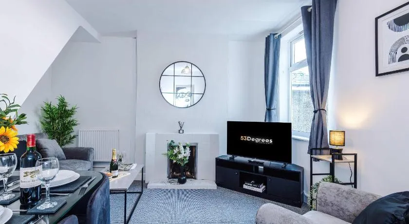 Great 3-Bed Home by 53 Degrees Property, Perfect for Work & Contractors - Image 1