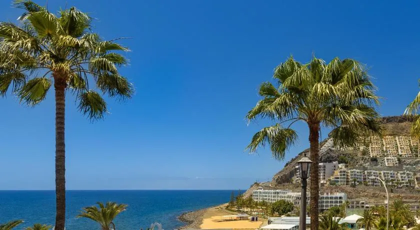 Modern Sea View Apartment with Pool & Terrace - Image 1