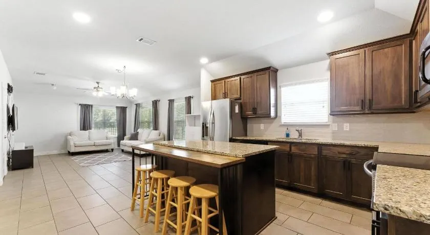 Luxury Home Mins to JPS & Medical City Fort Worth - Image 1
