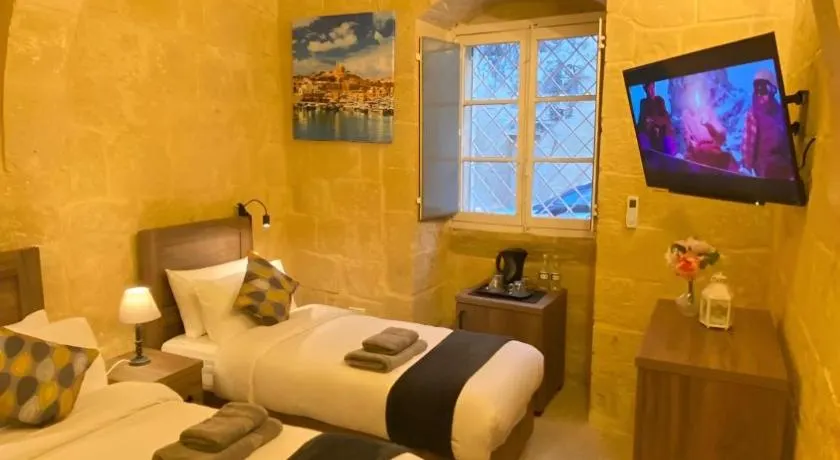 Ancient Maltese House with modern interior 3 min away from Airport TAL-PINU - Image 1