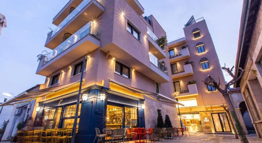 Old Port Hotel - Image 1