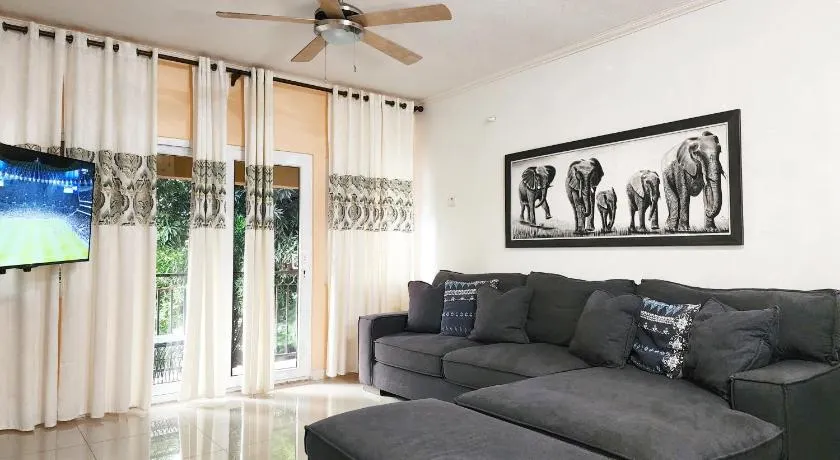 Central Upscale New Kingston Apt with pool - Image 1