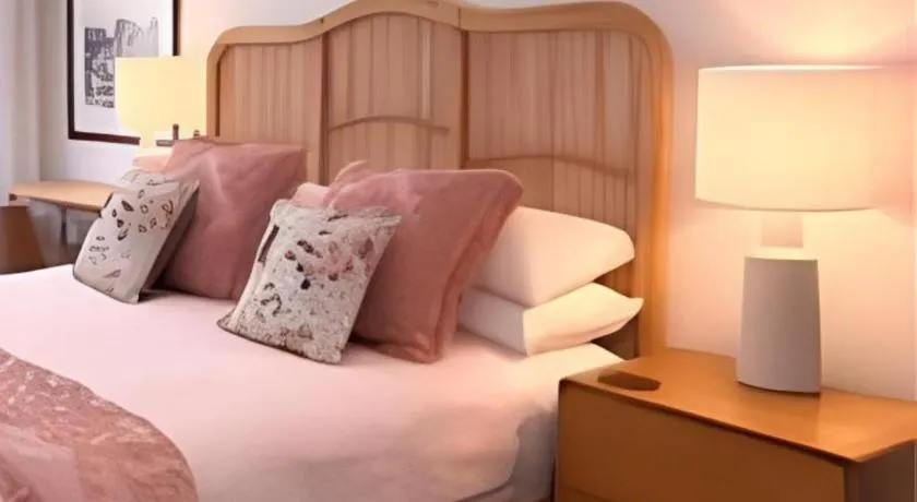Between the City and the Sea w/ King Size Bed - Image 1
