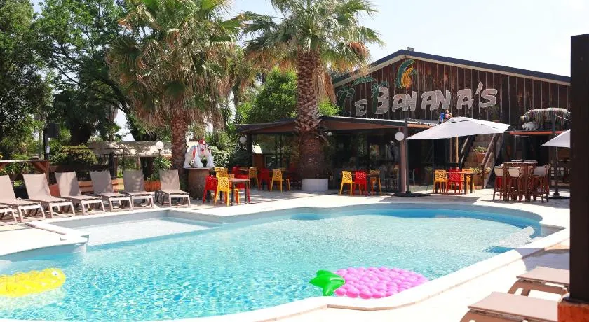 Le Banana's Hotel - Image 1