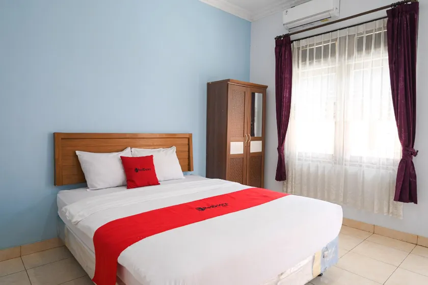 RedDoorz at De'balcon Accomodation Kuta Bali - Image 1
