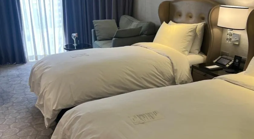 Dexter Hotel - Image 1