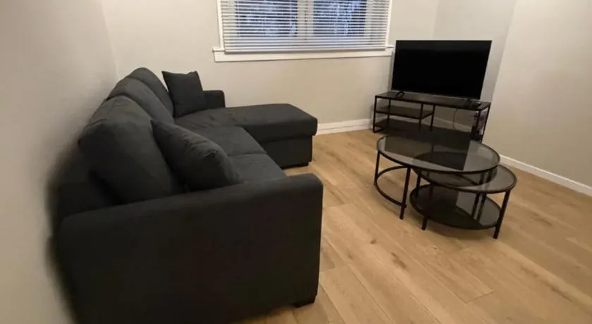 Spacious 2 bed apartment with private parking space - Image 1