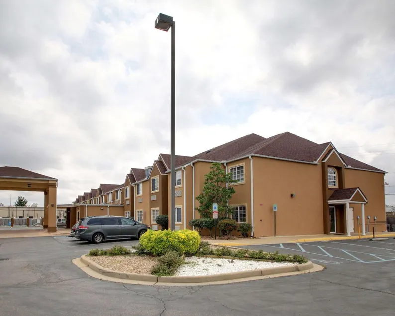 Days Inn by Wyndham Jackson Downtown - Image 1