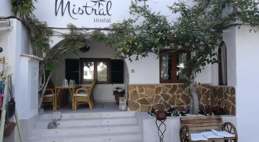 Boutique Hostal Mistral - Image 1