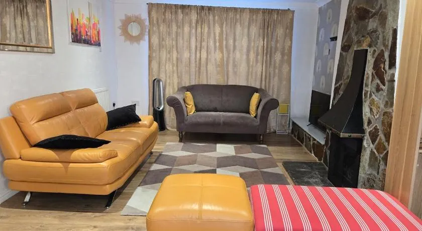 Bushey Rise - A Stylish 3 Bedroom House in Bushey - Image 1