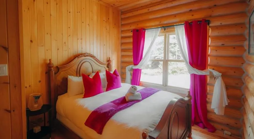 Chalet Bee with Private Hot Tub, Sauna & Pool , Fiddler Lake - Image 1