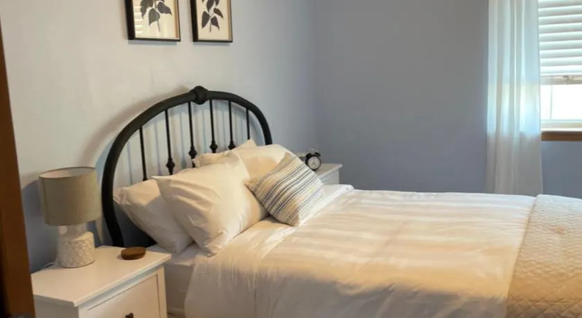 Stunning Executive Townhome in Private HOA - Image 1