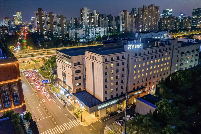 Rezen Hotel Lvjiazui Shanghai - Image 1