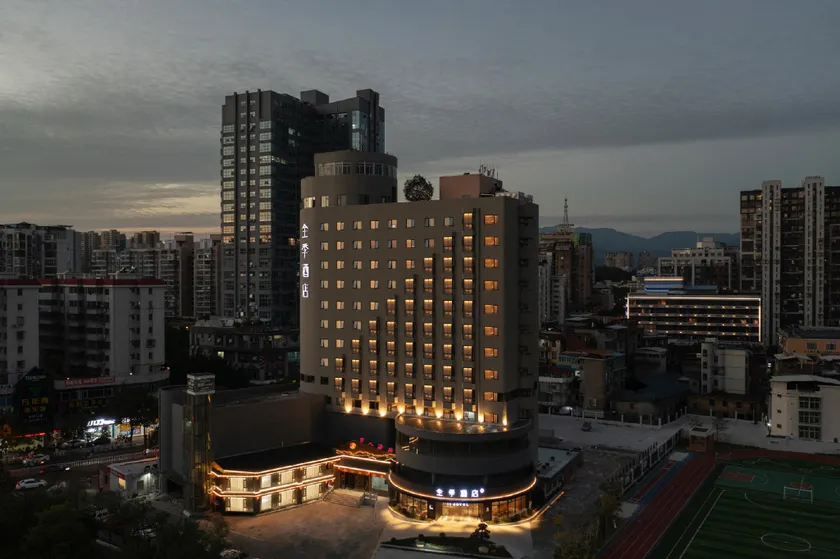 Ji Hotel Longyan Wanbao Plaza - Image 1