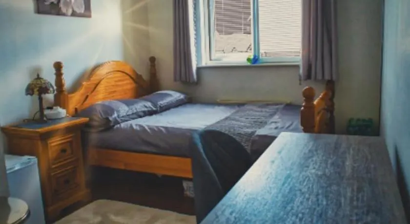 Detached House with a private en suite room - Image 1