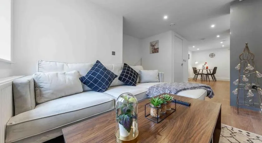 Holiday Home Sleep 8 Central london 9elms - Image 1