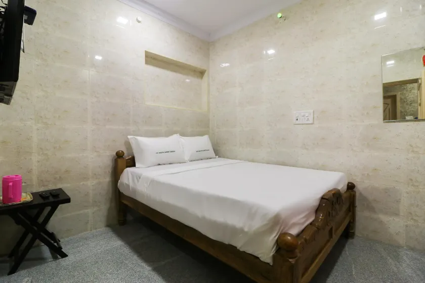SPOT ON 48556 Mr White Guest House - Image 1