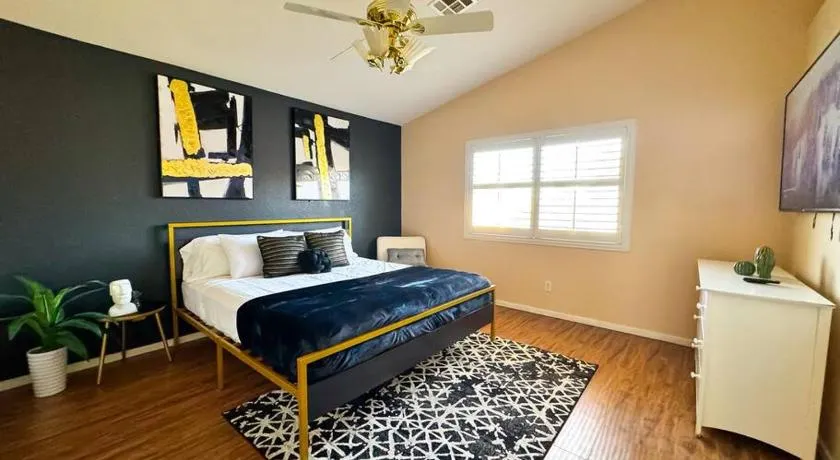 Spacious 4BR Fam Retreat King Bed WIFI And Parking - Image 1