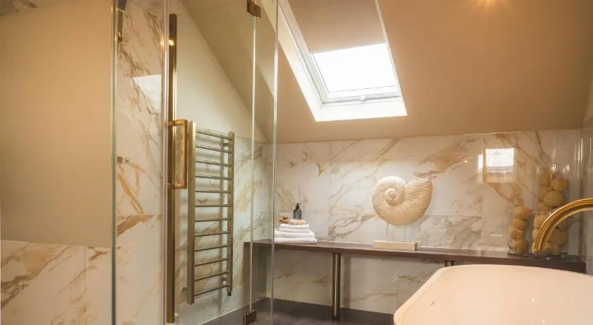 Howfield Hotel - Image 1