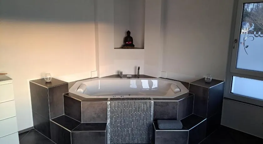Hotel der Luxusklasse Whirlpool,Himmelbett - Image 1