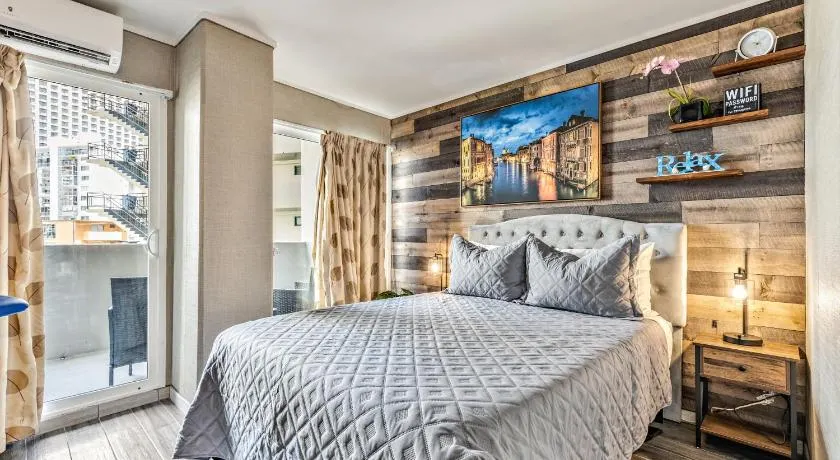 Picturesque Hotel Room with Private Balcony in Waikiki! - Image 1