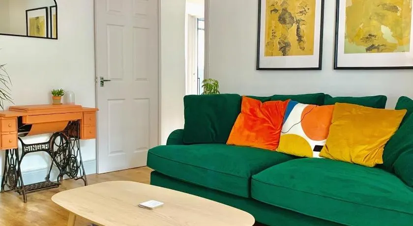 The Nook - A stylish apartment with garden, near the beach - Image 1