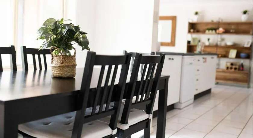 The Valerie Gardens - Homely & Cosy, Sleeps 11 - Image 1