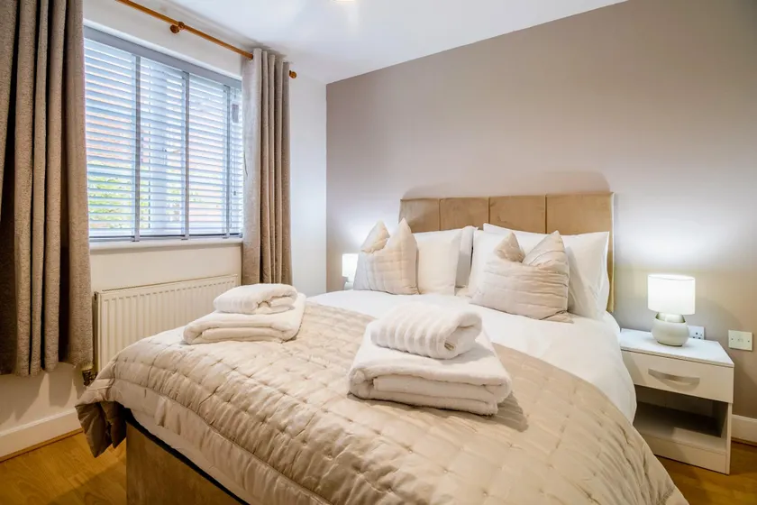 Clover Field Apartment I 2 Bedrooms 2 Bathrooms I Excellent Location I x2 Allocated Parking Spaces I Sky TV I By Yoko Property - Image 1
