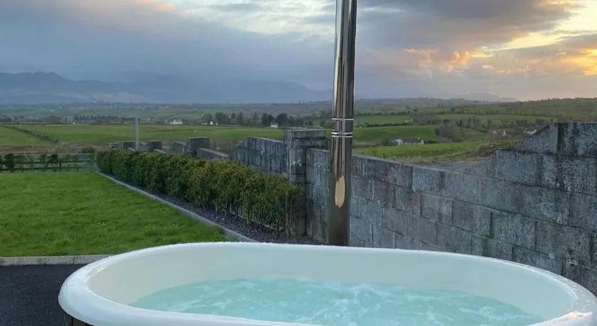 Studio Sleeps 2 -Private Hot Tub -Enclosed Garden - Image 1