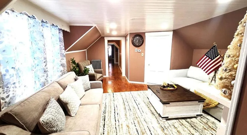 Luxury Loft - Family-Friendly Home Free Parking - Image 1