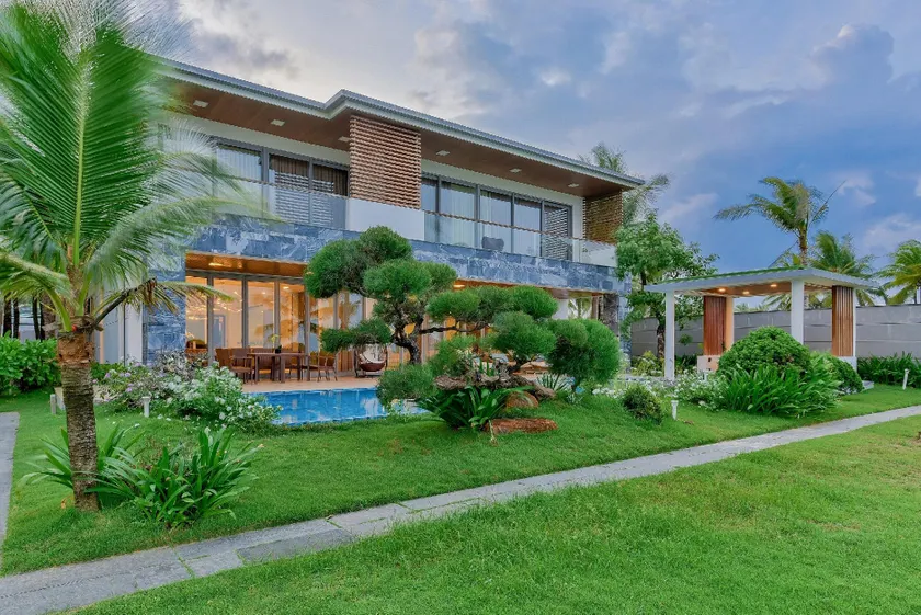 Luxe 6BR Beachfront Villa: Group Getaway Haven - Image 1