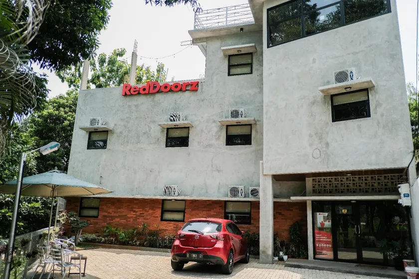 RedDoorz near Trans Studio Mall Cibubur 3 - Image 1