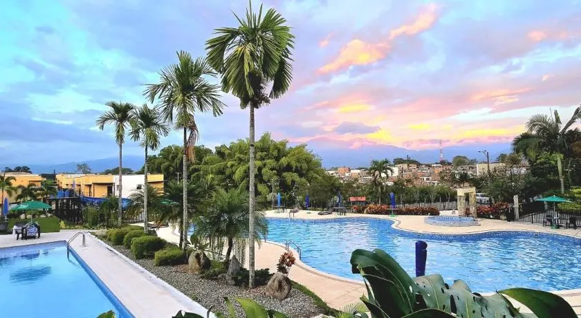 Apartamentos Privados de 3H y 2H a 5m del Aeropuerto, 20 minutos del Parque del Cafe y Centro de Armenia con 4 Piscinas, 3 Jacuzzi, Sauna By Molca - Image 1