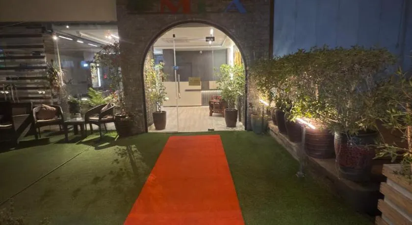 Al-Rabie Hotel & Apartments - Image 1
