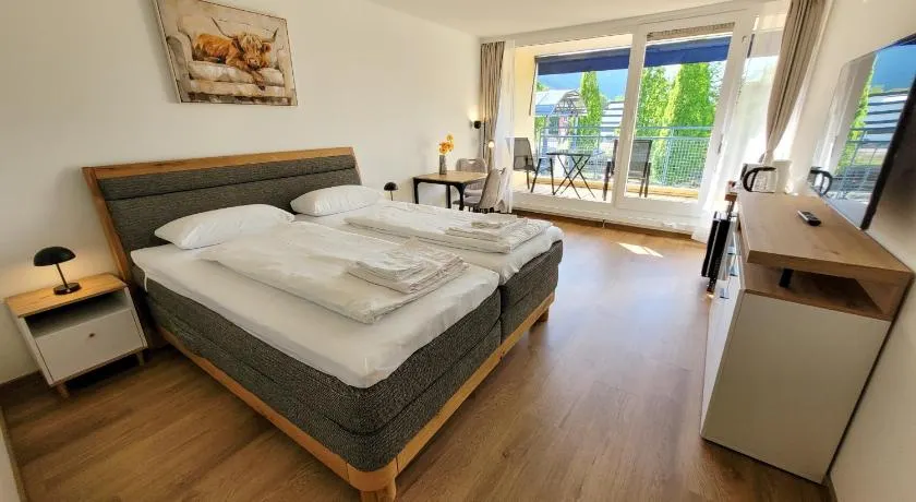 Helles Zimmer mit Balkon und Blick in den Kurpark - Image 1