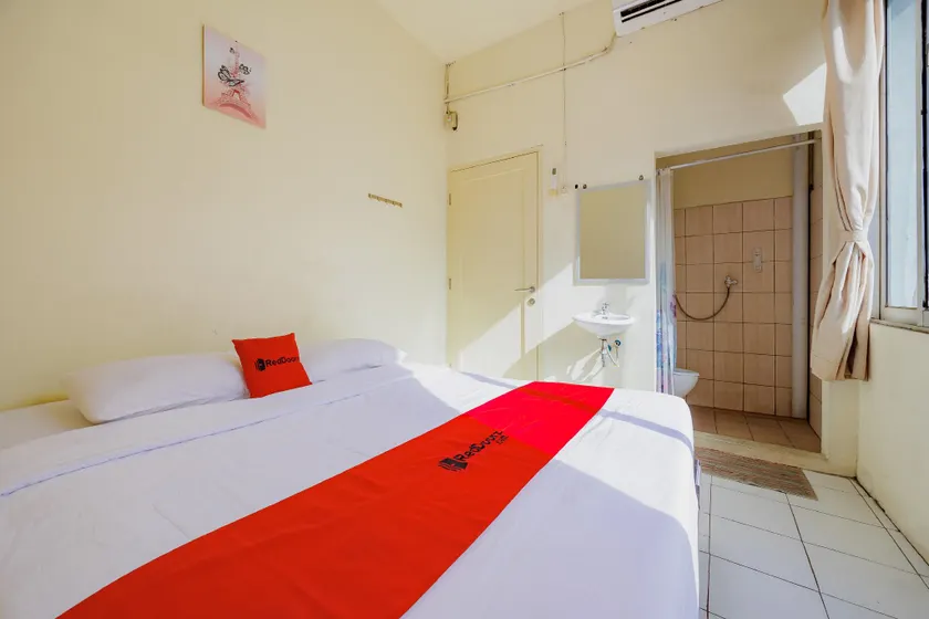 RedDoorz near Soekarno Hatta Airport 3 - Image 1