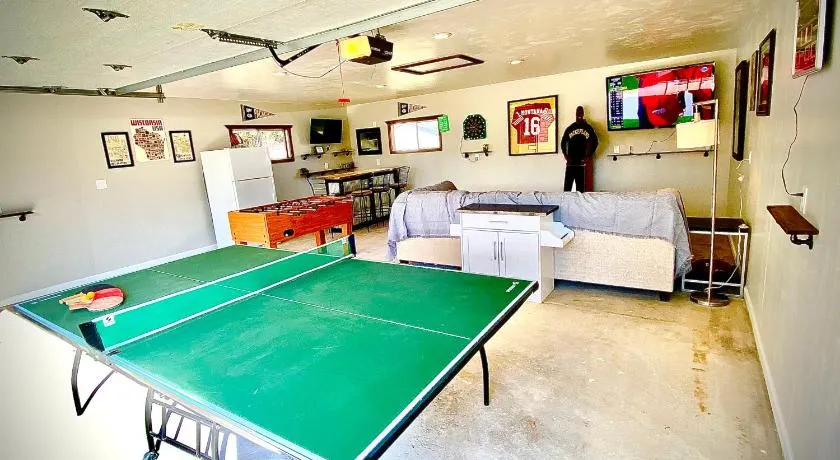 Green Bay Packer Game House or Resch Expo less than 1 mile from Lambeau Field - Image 1