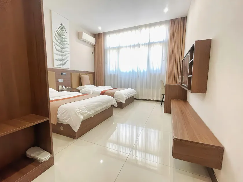 Zhengyang Hot Spring Business Hotel - Image 1